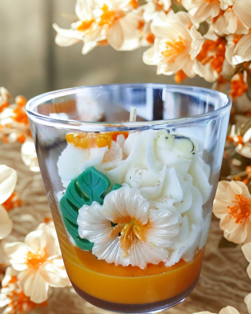 Bougies Fleur d'Oranger - 150g allumée créant une ambiance chaleureuse et apaisante dans un intérieur