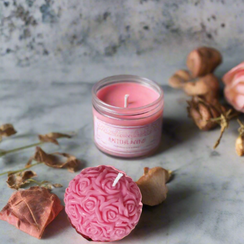 Vue rapprochée d’une bougie boule sculptée avec des détails en forme de roses, couleur rose tendre, parfaite pour une ambiance élégante et parfumée.