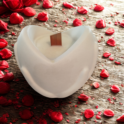 Bougie parfumée Cœur -Objet décoratif en résine fait main avec pétales de rose sur une table en bois.