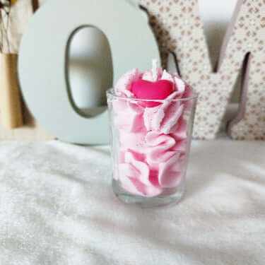 bougie parfumée rose  entourée de s belle chantilly ornée d'un petit cœur