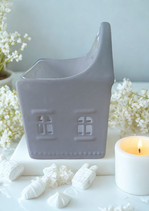 Brûleur de Fondants Parfumés Maison en Céramique entouré de bougies et fleurs séchées
