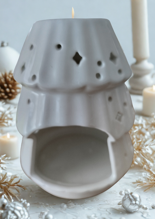 Brûleur Céramique en Forme de Sapin diffusant un fondant parfumé pour une ambiance chaleureuse de Noël"