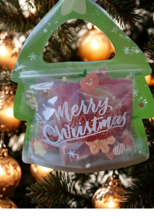 Box de 4 fondants parfumés dans un sac sapin, parfait pour Noël avec des décorations festives.