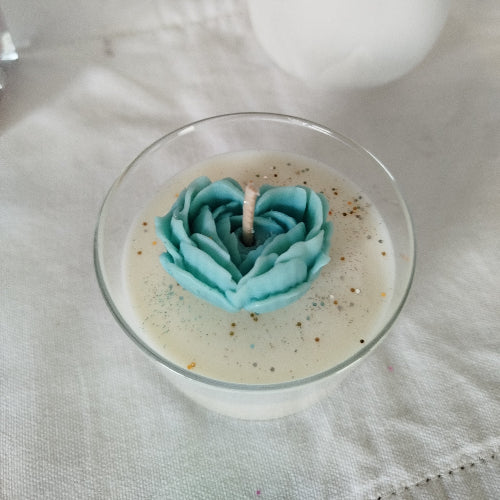Vue rapprochée de la décoration en cœurs bleus et fleur délicate