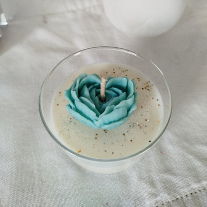 Vue rapprochée de la décoration en cœurs bleus et fleur délicate