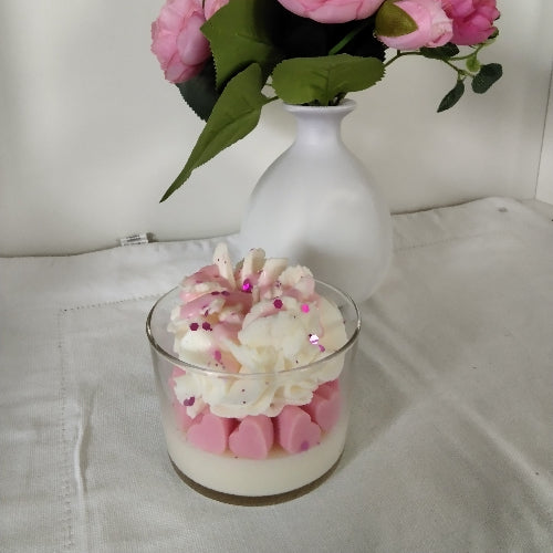 Détail des cœurs en cire rose et chantilly blanche pailletée