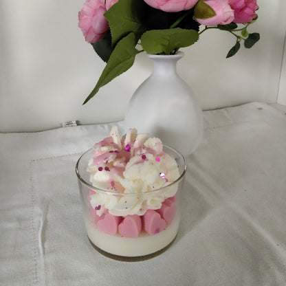 Détail des cœurs en cire rose et chantilly blanche pailletée