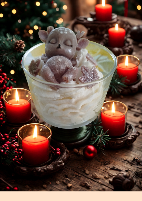 Gros plan sur le faon endormi en cire, entouré de feuilles décoratives et de volutes de cire blanche de la bougie Rêve de Faon.