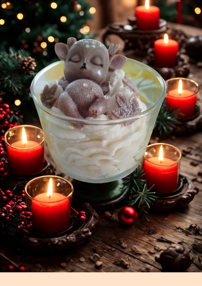 Gros plan sur le faon endormi en cire, entouré de feuilles décoratives et de volutes de cire blanche de la bougie Rêve de Faon.