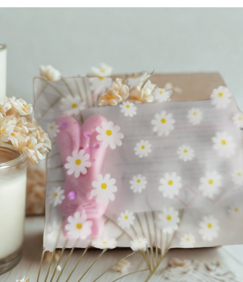 LOT DE 10 FONDANTS PARFUMES AUX SENTEURS VARIEES emballé avec des fleurs et des bougies, ambiance chaleureuse.