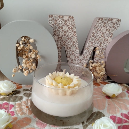 lumière douce d'une bougie au parfum délicat lys blanc .Parfaite pour une atmosphère élégante