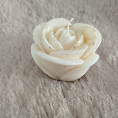 Bougie parfumée en forme de rose avec éclats dorés