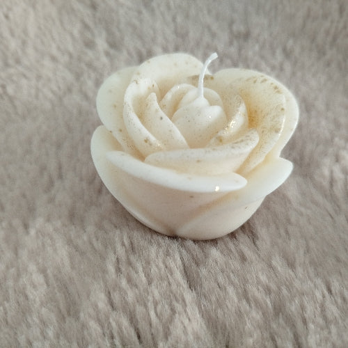 Bougie parfumée en forme de rose avec éclats dorés