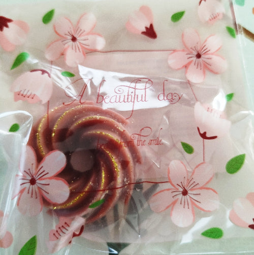 LOT DE 10 FONDANTS PARFUMES AUX SENTEURS VARIEES dans un emballage floral.