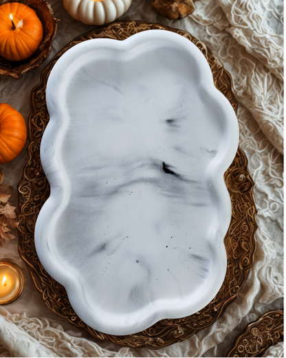 plateau décoratif céleste en forme de nuage dans une décoration minimaliste