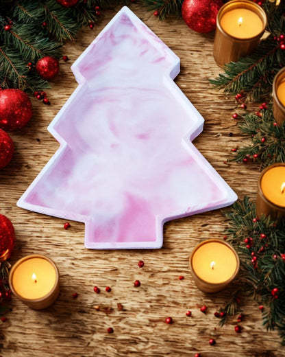 Décoration Sapin – Élégance et Magie de Noël sur une table avec des bougies et des ornements de Noël.