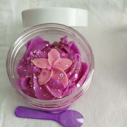 Gros plan sur la texture crémeuse du fondant parfumé Grenade & Poire