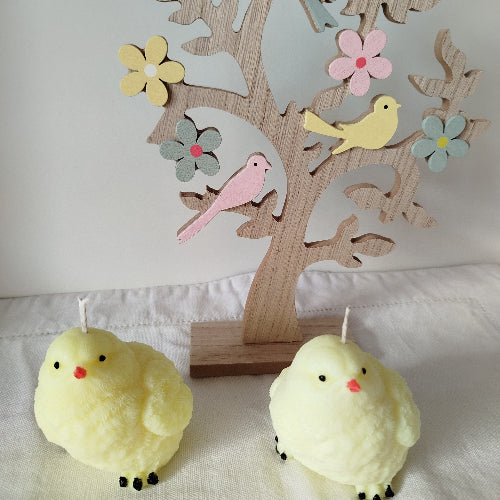 Gros plan sur une bougie poussin, parfaite pour Pâques