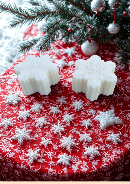 Bougie Étoile de Neige parfumée posée dans une décoration hivernale naturelle, ambiance douce et lumineuse.