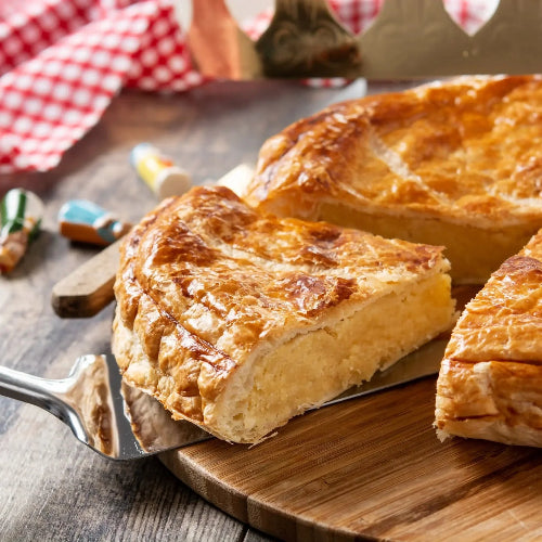 Fondant Galette des Rois artisanal parfumé à l’amande douce, cire naturelle et finition dorée, création artisanale française pour une ambiance gourmande.