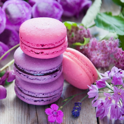 Fondant Macaron Framboise & Violette artisanal parfumé, cire naturelle, senteur florale et fruitée, création artisanale française gourmande.