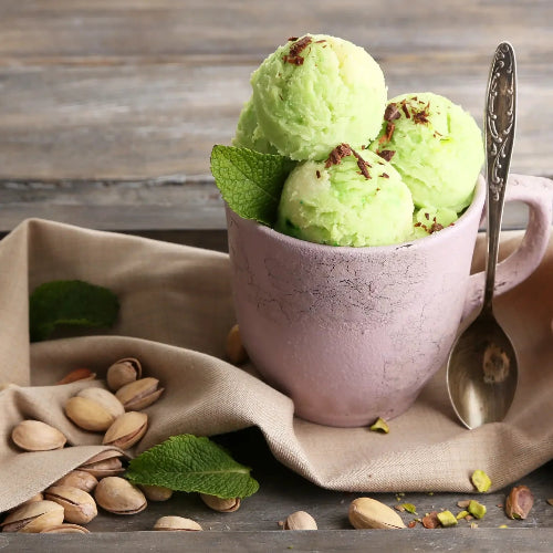 Fondant Parfumé Pistache- cire naturelle et teinte verte délicate, diffuse un parfum gourmand et réconfortant de pistache grillée.