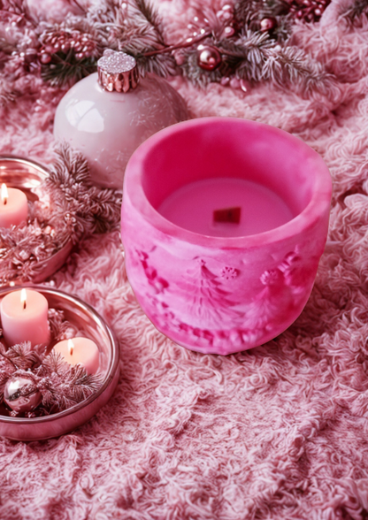 Bougie parfumé Forêt Enchantée dans un contenant rouge sur un décor festif avec des bougies et des ornements.