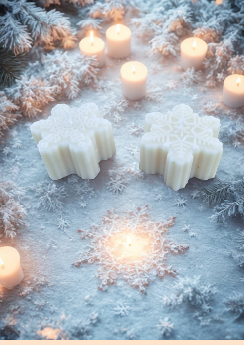 Gros plan sur la bougie Étoile de Neige parfumée, texture de cire naturelle et finition artisanale délicate.